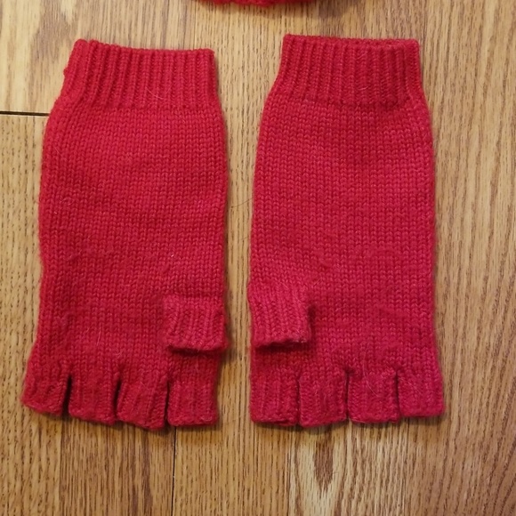 EUC Banana Republic Beanie & Fingerless Gloves - Picture 6 of 6